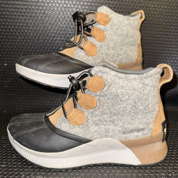 Sorel Out n About Gray/Tan Suede Waterproof Ankle Duck Boots Youth Size 4 - Picture 1 of 8